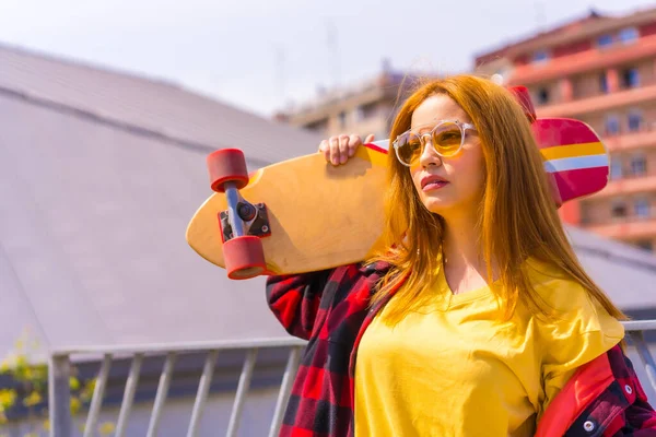 Skateboarder Γυναίκα Ένα Κίτρινο Πουκάμισο Κόκκινο Καρό Πουκάμισο Και Γυαλιά — Φωτογραφία Αρχείου