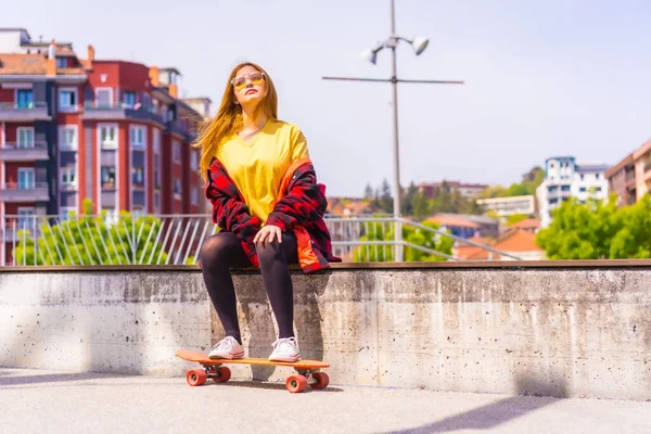 Skater Γυναίκα Ένα Κίτρινο Shirt Κόκκινο Καρό Πουκάμισο Και Γυαλιά — Φωτογραφία Αρχείου