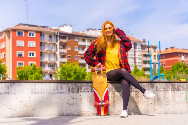 Mujer Skater Una Camiseta Amarilla Camisa Cuadros Roja Gafas Sol — Foto de Stock