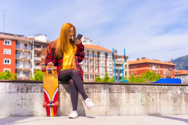 Mulher Patinadora Uma Camiseta Amarela Camisa Xadrez Vermelha Óculos Sol — Fotografia de Stock