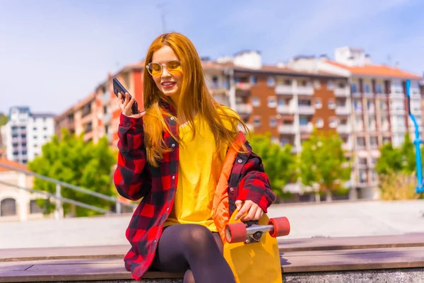 Mulher Patinadora Uma Camiseta Amarela Camisa Xadrez Vermelha Óculos Sol — Fotografia de Stock