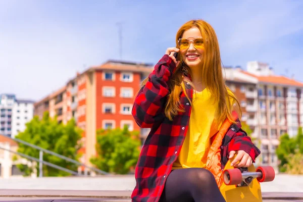 Mulher Patinadora Uma Camiseta Amarela Camisa Xadrez Vermelha Óculos Sol — Fotografia de Stock