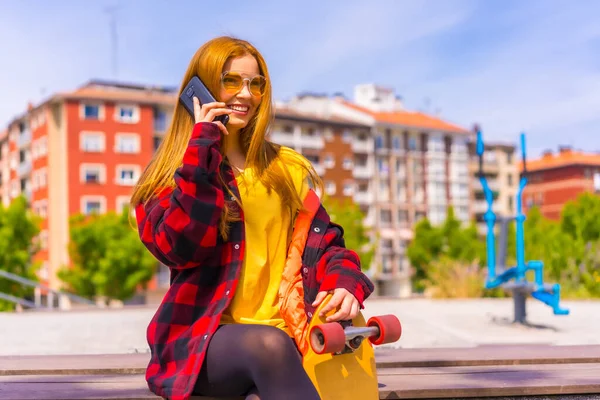 Mulher Patinadora Uma Camiseta Amarela Camisa Xadrez Vermelha Óculos Sol — Fotografia de Stock