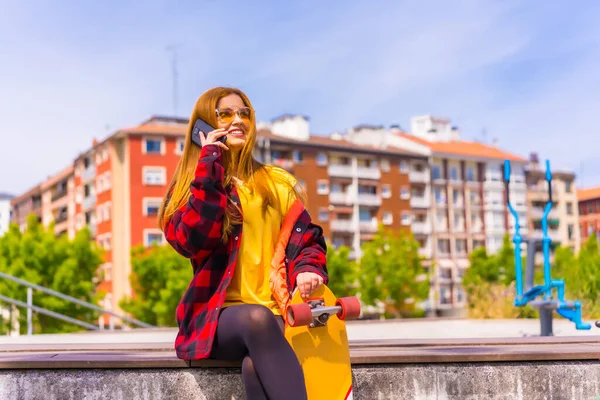 Mulher Patinadora Camiseta Amarela Camisa Xadrez Vermelha Óculos Sol Sentada — Fotografia de Stock