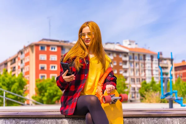 Mulher Patinadora Camiseta Amarela Camisa Xadrez Vermelha Óculos Sol Sentada — Fotografia de Stock