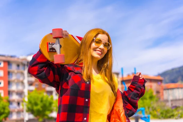 Mulher Patinadora Uma Camiseta Amarela Camisa Xadrez Vermelha Óculos Sol — Fotografia de Stock