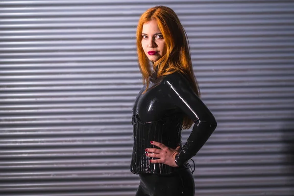 Fille Rousse Latex Haut Noir Pantalon Serré — Photo