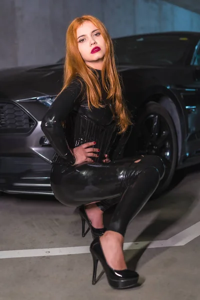 Rothaarige Mädchen Latex Schwarzem Oberteil Und Enger Hose Mit Hohen — Stockfoto