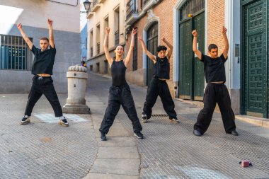 Dört genç dansçı şehir sokaklarında senkronize sokak koreografisi yapıyorlar, günışığında tutku, yetenek ve gençlik kültürünü ifade ederken enerji, birlik ve çağdaş stil yayıyorlar.