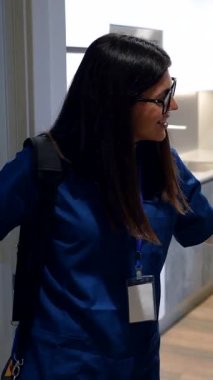 Genç bayan bakıcı, evinde koltuk değnekleri olan yaşlı bir hastaya destek ve konfor sağlıyor ve iyileşme sürecinde evde bakım desteği gösteriyor.