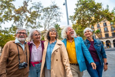 Avrupa 'nın bir şehrinde kucaklaşan, yürüyen ve gezen, arkadaşlığı ve aktif emekliliği kutlayan, çoklu etnik çeşitlilikte üst düzey arkadaşlar grubu.