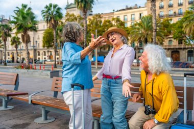 Çeşitli kıdemli arkadaşlar birlikte şehir tatillerinde eğleniyor, bavullarıyla bankta gülüyor ve iletişim kuruyorlar, aktif ve pozitif turizmi temsil ediyorlar.
