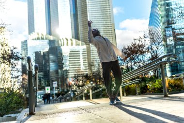 İnsanoğlu kişisel özgürlüğünü buluyor ve modern bir şehirde, aydınlık bir gökyüzüne ve çağdaş mimariye karşı halka açık bir merdivende dans ederek kendini ifade ediyor.