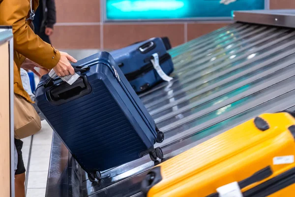 Gezgin, vardıktan sonra havaalanındaki bagaj atlıkarıncasından bir bavul alarak seyahat ve tatil deneyimlerinin heyecanını somutlaştırıyor.