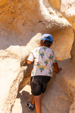 Genç maceracı, Kanada, bateri dümeninde sıradışı kumtaşı oluşumlarını keşfeder. Bu arada Kanada çorak topraklarının nefes kesici doğal harikalarına dalmıştır.