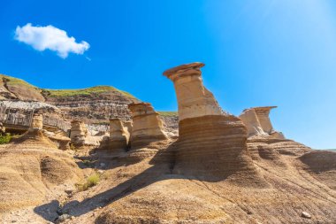 Davul heller Vadisi 'nde nefes kesici kum taşı kabadayıları muhteşem bir şekilde yükselirler. Canlı mavi gökyüzü altında eşsiz jeolojik oluşumlar sergilerler. Kanada çorak topraklarında çarpıcı bir manzara yaratırlar.