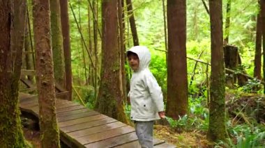 Anne ve çocuk, tahtadan geçitleri keşfediyor. Vancouver Adası 'ndaki yemyeşil yağmur ormanlarında dolanıyor. Antik ağaçlar ve canlı yeşillikler arasında mahrem doğa deneyimlerini paylaşıyorlar.