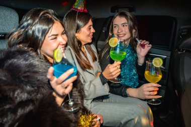 Genç kadınlar bir arabanın içinde yeni yıl partisini kutluyorlar. Renkli kokteyller içip arkadaşlarıyla eğleniyorlar. Bayram gecesini bekliyorlar.