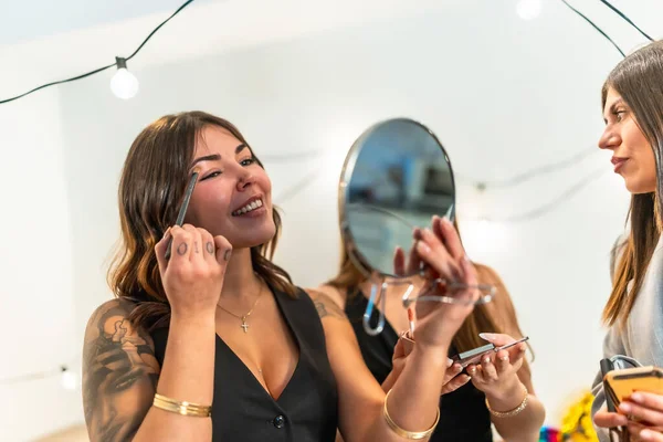 Genç, çeşitli kadınlar birlikte eğleniyorlar. Kozmetik ve sohbet yaparak, güzellik ve arkadaşlığa odaklanarak evde özel bir partiye hazırlanıyorlar.
