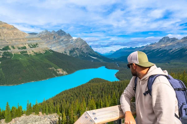 Turkuaz Peyton Gölü 'nün ve Banff Ulusal Parkı' ndaki Kanada kayalık dağlarının, popüler bir turizm beldesi olan Alberta 'nın nefes kesici manzarasının tadını çıkaran yürüyüşçü.