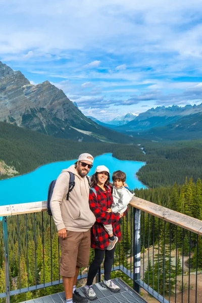 Turistler, Banff National Park, Alberta 'daki görkemli Kanadalı kayalıklarla çevrili Peyton Gölü' nün büyüleyici turkuaz sularına hayran kalarak mükemmel bir aile tatili anısı yaratıyorlar.