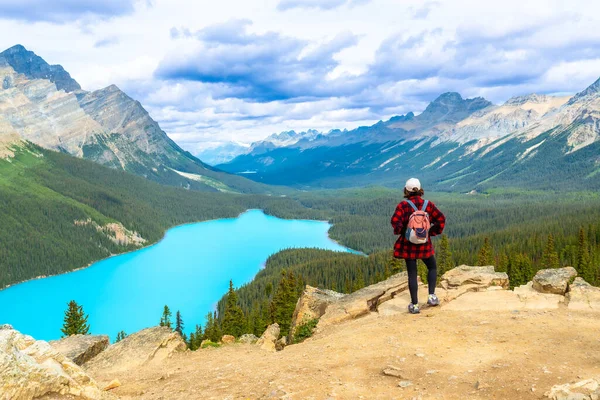 Turkuaz Peyton Gölü 'nün ve Banff Ulusal Parkı' ndaki kayalık dağların nefes kesici manzarasının tadını çıkaran yürüyüşçü, açık hava meraklıları için popüler bir yer.