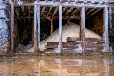 Anana tuz vadisindeki geleneksel ahşap yapılarda depolanan tuz yığınları, İspanya 'nın Bask ülkesindeki zanaat tuz üretimini ve hasat sürecini gözler önüne seriyor.