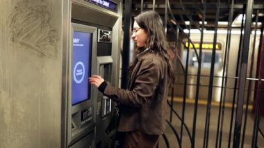 Manhattan istasyonundaki bir self servis makinesinde metro biletini ödeyen genç bir kadın yönetici her gün gidip gelmek için yeraltı trenine binmeye hazırlanıyor.
