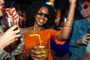 Genç, mutlu, çeşitli kadınlar geceyi eğlenerek geçiriyorlar. Neşeli bir kulüp atmosferinde içkilerle birlikte gülüp dans ediyorlar. Arkadaşlığı ve gençliği kutluyorlar.