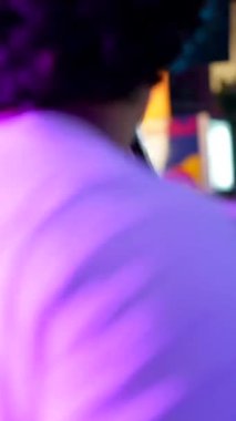 Mutlu çok ırklı arkadaşlar bir gece kulübünde karaoke yaparken eğleniyorlar. Gençler partiden zevk alıyorlar, kokteyl içiyorlar ve neon ışıkları parlak mor ve mavi bir barda gülüyorlar.