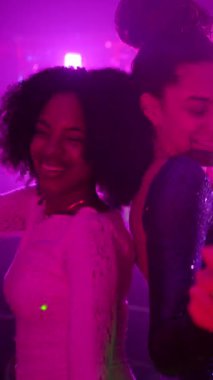 Canlı bir gece hayatı yaşayan mutlu, çok ırklı genç kadınlar. Disko partisinde neon ışıklarının altında birlikte dans edip şampanya içmek. Dans pistinde kutlama yapıyor ve eğleniyoruz.