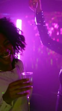 Çok ırklı güzel kadınlar canlı bir gece kulübünde dans edip şampanya içerler. Mor neon ışıklarıyla, arkadaşlarıyla eğlenirler ve eğlenceli bir parti sırasında kutlama yaparlar.