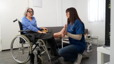 Tekerlekli sandalyedeki yaşlı bir kadına fizik tedavi alıştırmalarında yardımcı olmak, bakım evinde ya da ev ziyareti sırasında tıbbi destek ve bakım sağlamak.