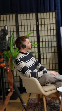 İki içerik yaratıcısı, bir erkek ve bir kadın, kulaklık takıyor ve canlı bir tartışmaya girişiyor bir ses podcast 'i kaydederken ya da sosyal medya izleyicileri için canlı bir talk show yayınlarken.