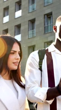 Çeşitli genç çiftler şehrin sokaklarında birlikte dolaşıyorlar. Ortağı, modern şehir hayatını ve teknolojiyi sembolize ederken akıllı bir telefonla yön soran adamla birlikte.