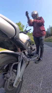 Bir motosikletlinin seyahate hazırlanmasını, eldiven giymesini, motosiklete binmesini ve manzaralı bir yolda hızla uzaklaşmasını, motosikletçiliğin özgürlüğünü ve macerasını gözler önüne sermesini.