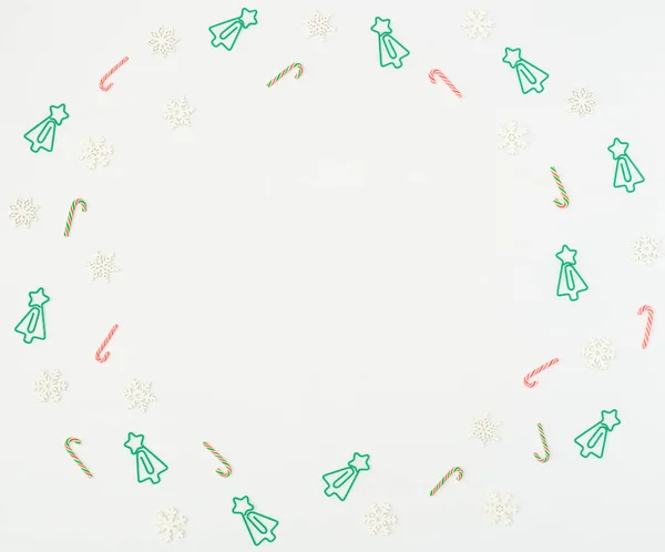 Різдвяна Ялинка Сформована Затискачами Різдвяними Кубиками Дерев Яними Сніжинками Білому — стокове фото