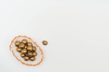Yumurta sepetinde altın çikolatalı yumurta ve yuva gibi beyaz kağıt. Mutlu Paskalya tatili konsepti. Kopya alanı ile düz uzanma biçimi.