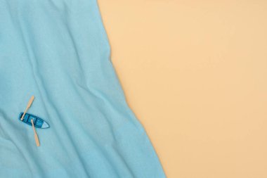 Tekne ve mavi plaj havlusuyla yaz geçmişi. Düz yatış stili. Asgari konsept.  