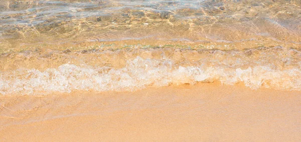 Weiche Meereswelle am Sandstrand. Sommer im Hintergrund. Konzept des Reisens, der Berufung, der Entspannung — Stockfoto