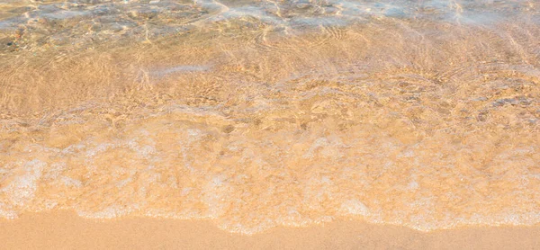 Weiche Meereswelle am Sandstrand. Sommer im Hintergrund. Konzept des Reisens, der Berufung, der Entspannung — Stockfoto