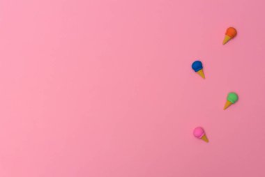 Pembe arka planda dondurma şeklinde küçük silgi. Yaz zamanı, minimalizm konsepti. Kopya alanı ile düz uzanma biçimi