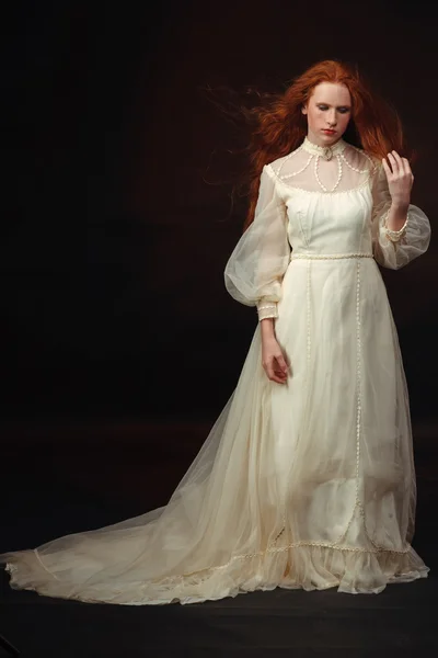 Retrato da mulher elegante no vestido da era medieval . — Fotografia de Stock