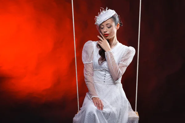 Bela menina em vestido retro no balanço — Fotografia de Stock