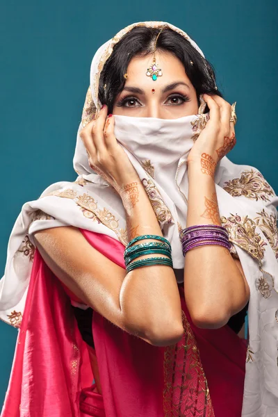 Vackra indiska brunett porträtt — Stockfoto