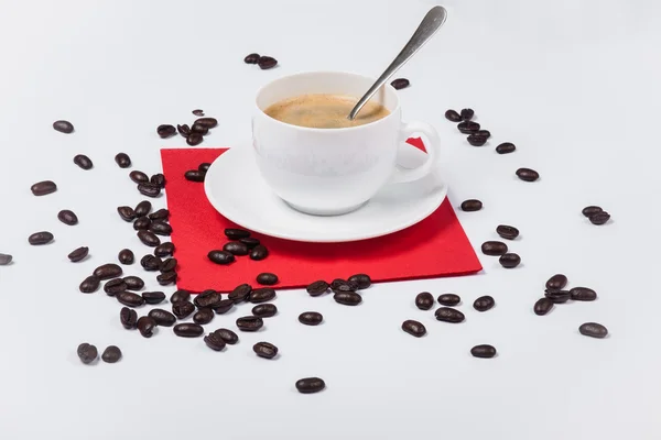 Tasse Kaffee auf Stoff mit Kaffeebohnen — Stockfoto