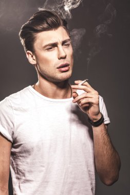 yakışıklı genç Sigara İçilmeyen