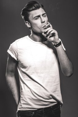 yakışıklı genç Sigara İçilmeyen