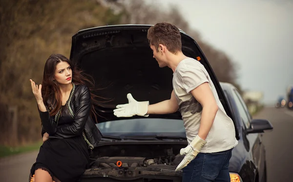 Couple near a broken car on the roadside — Stock Photo, Image