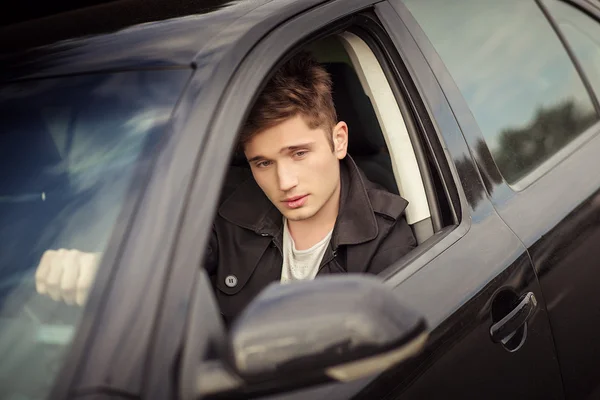 El joven al volante, viajando — Foto de Stock